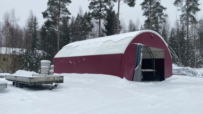 Pitääkö Landtek hallin lumikuormaa jo keventää?