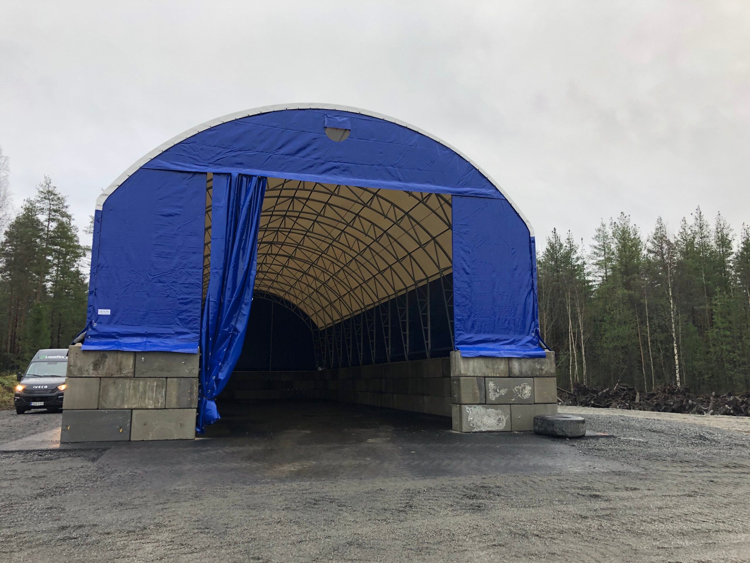 10x30x3 Hiekka/Hakehalli + 180cm Betonileegosokkeli - Landtek
