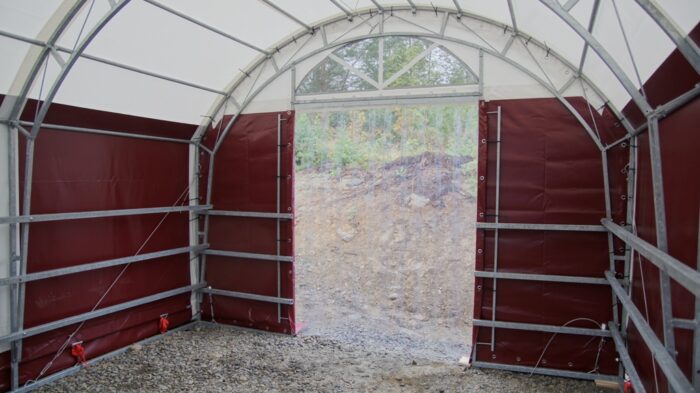 Landtek Hall hevostalli - Landtek