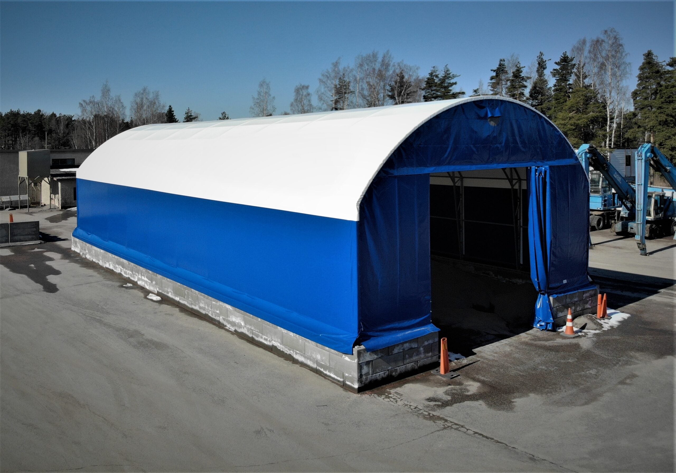 Hiekkahalli 12x27x4m + 1,2m Betonileegosokkeli - Landtek