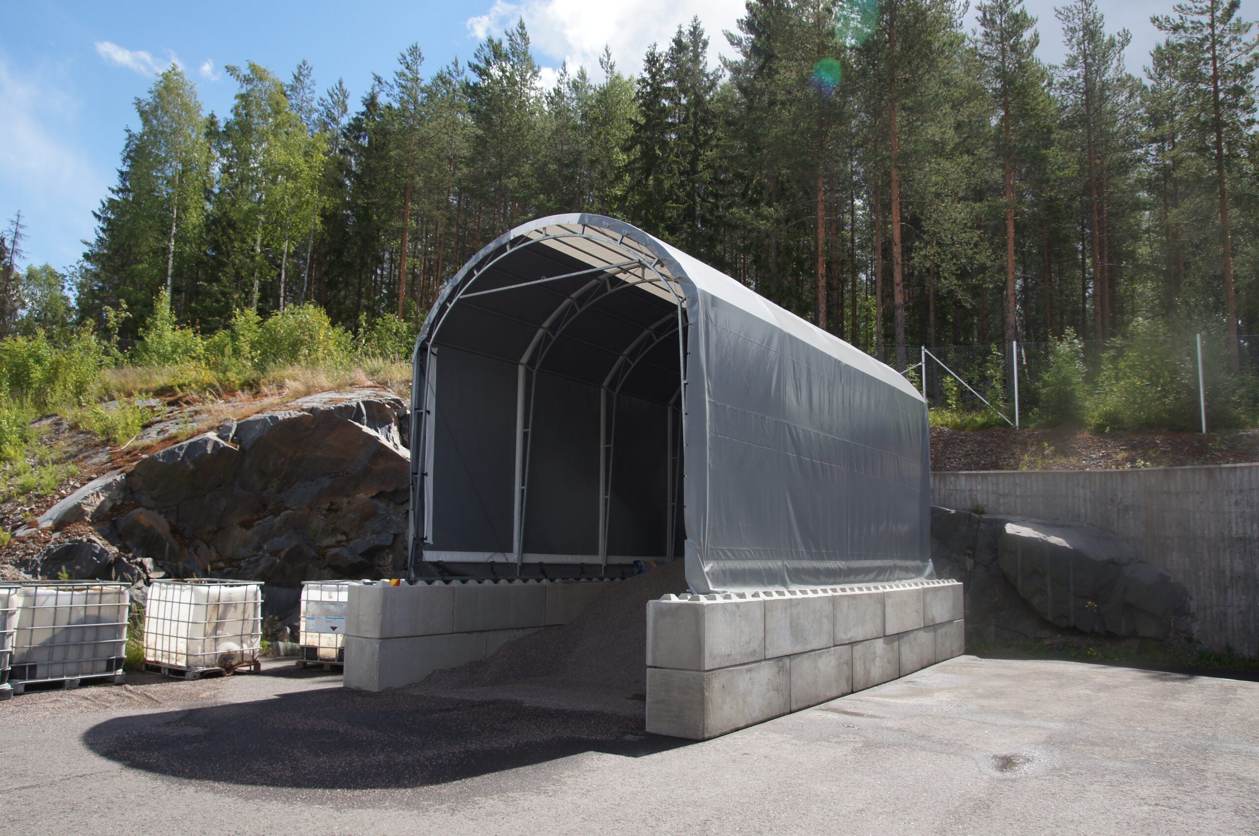 Hiekka/Hakehalli 4x8x3m + 120cm betonileegosokkelilla - Landtek