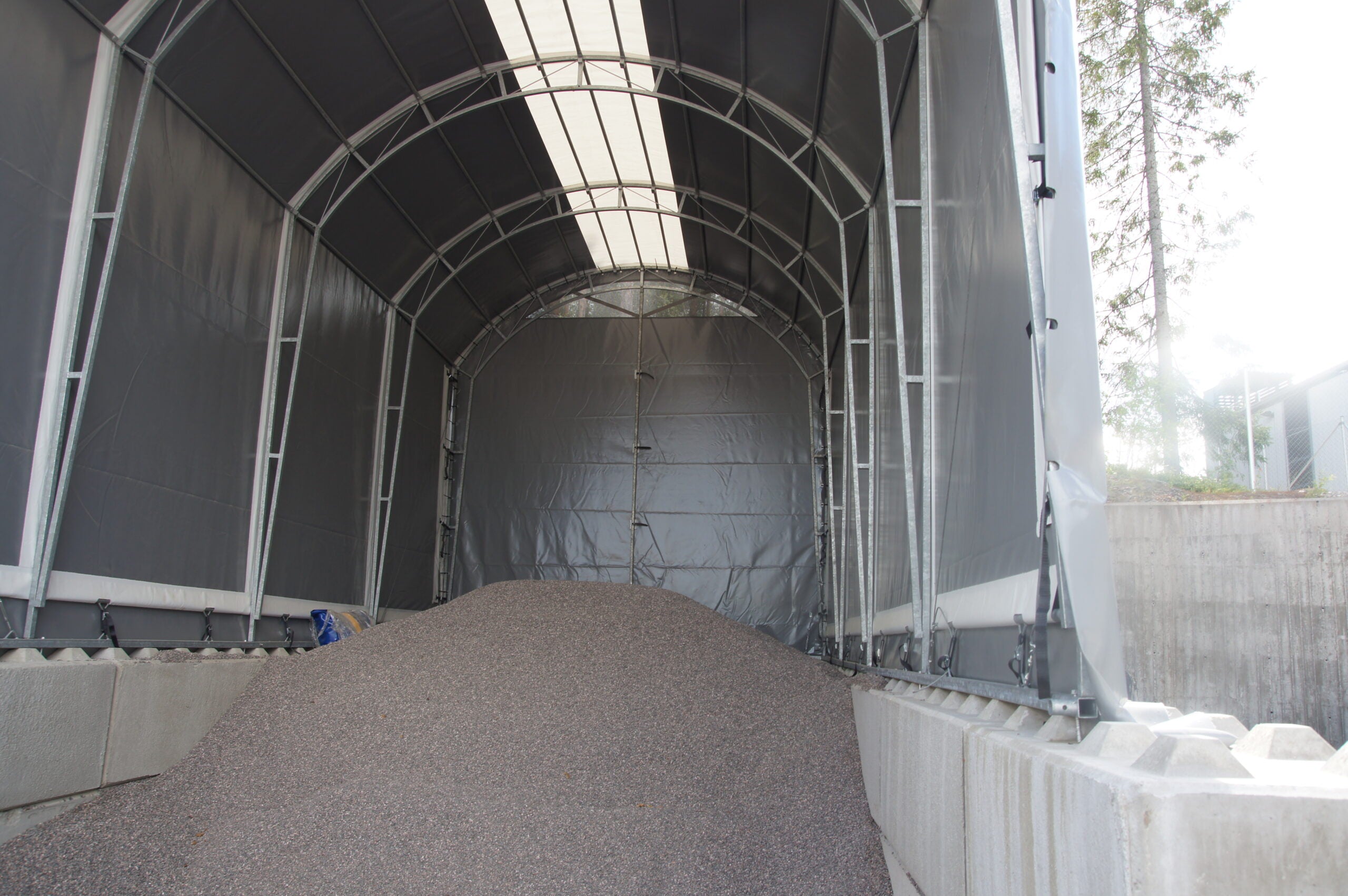 Hiekka/Hakehalli 4x8x3m + 120cm betonileegosokkelilla - Landtek