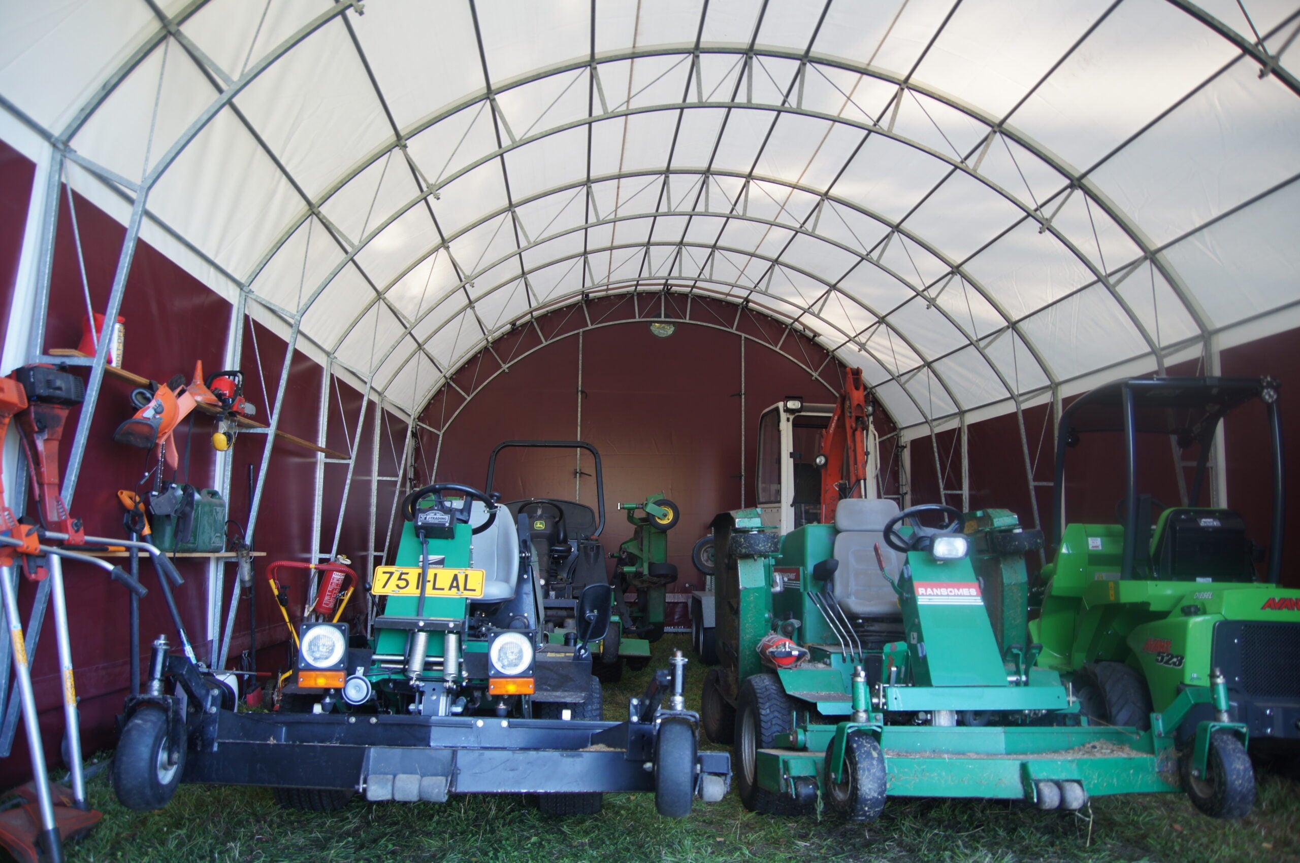 Landtek sääsuojahalli 6x10x2,5m. Pihavarasto traktoreille ja muulle kalustolle - Landtek