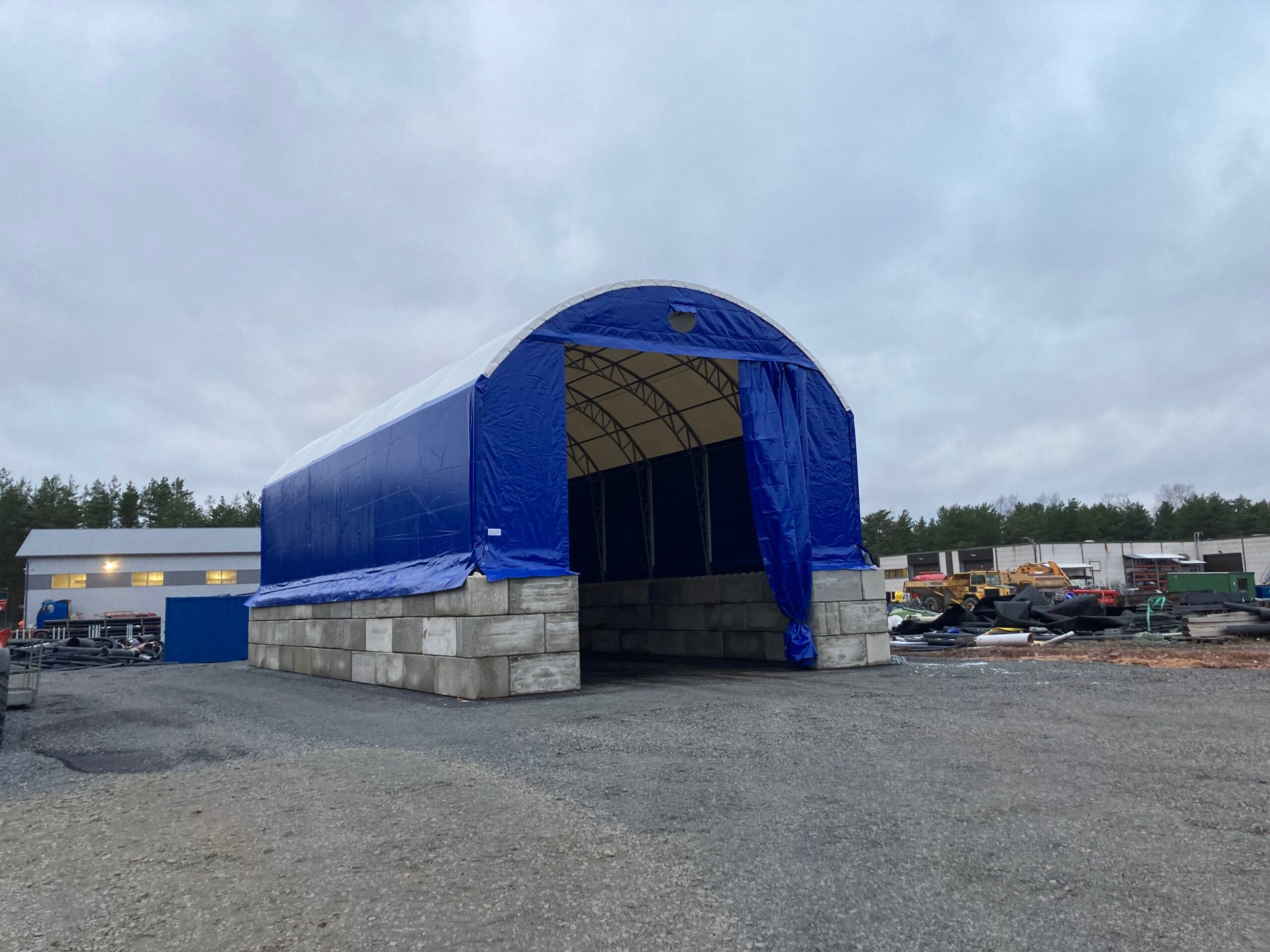 8x15x3 Hiekka/Hakehalli + 180cm Betonileegosokkeli - Landtek