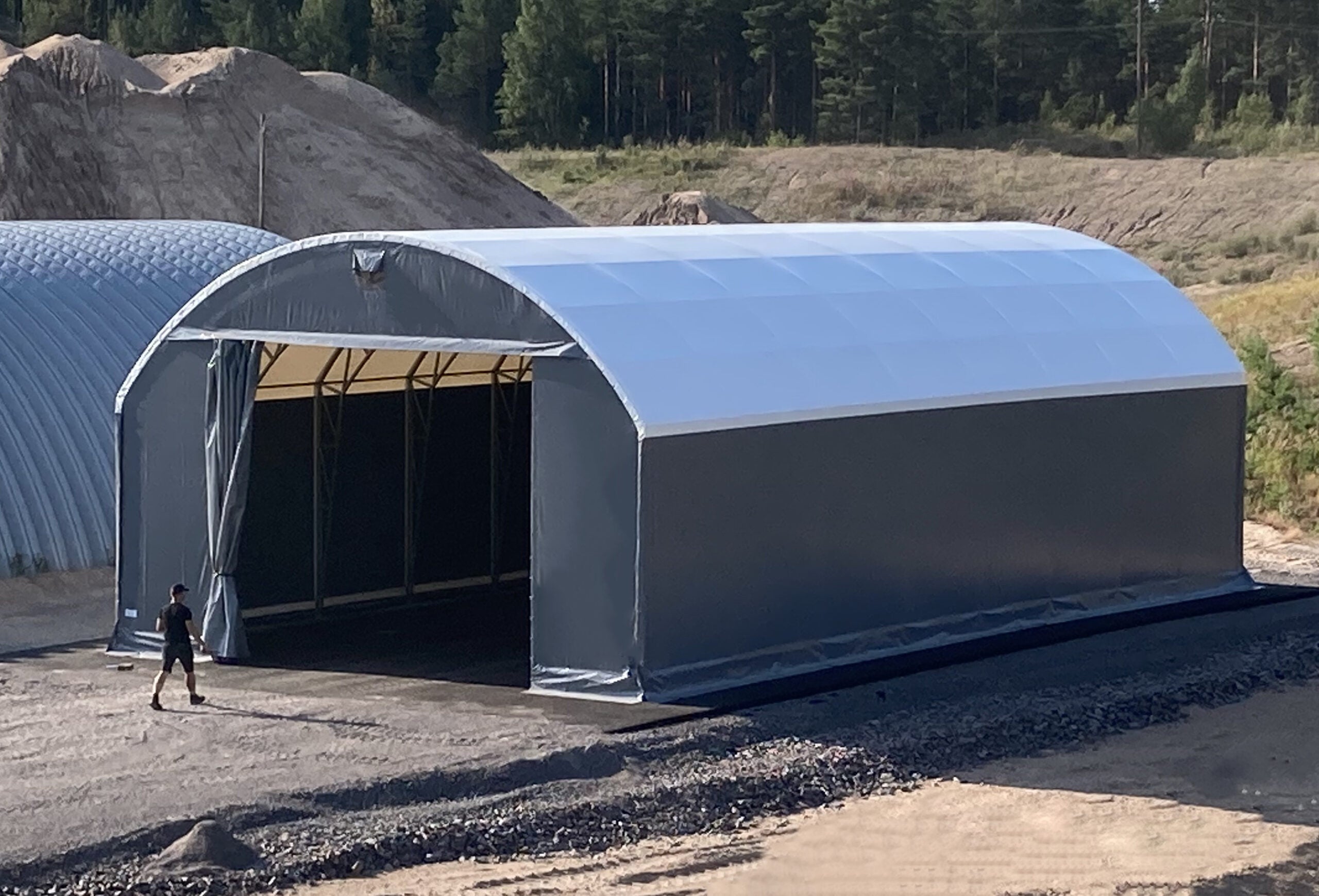 Raskaan kaluston suoja/huoltohalli - Landtek