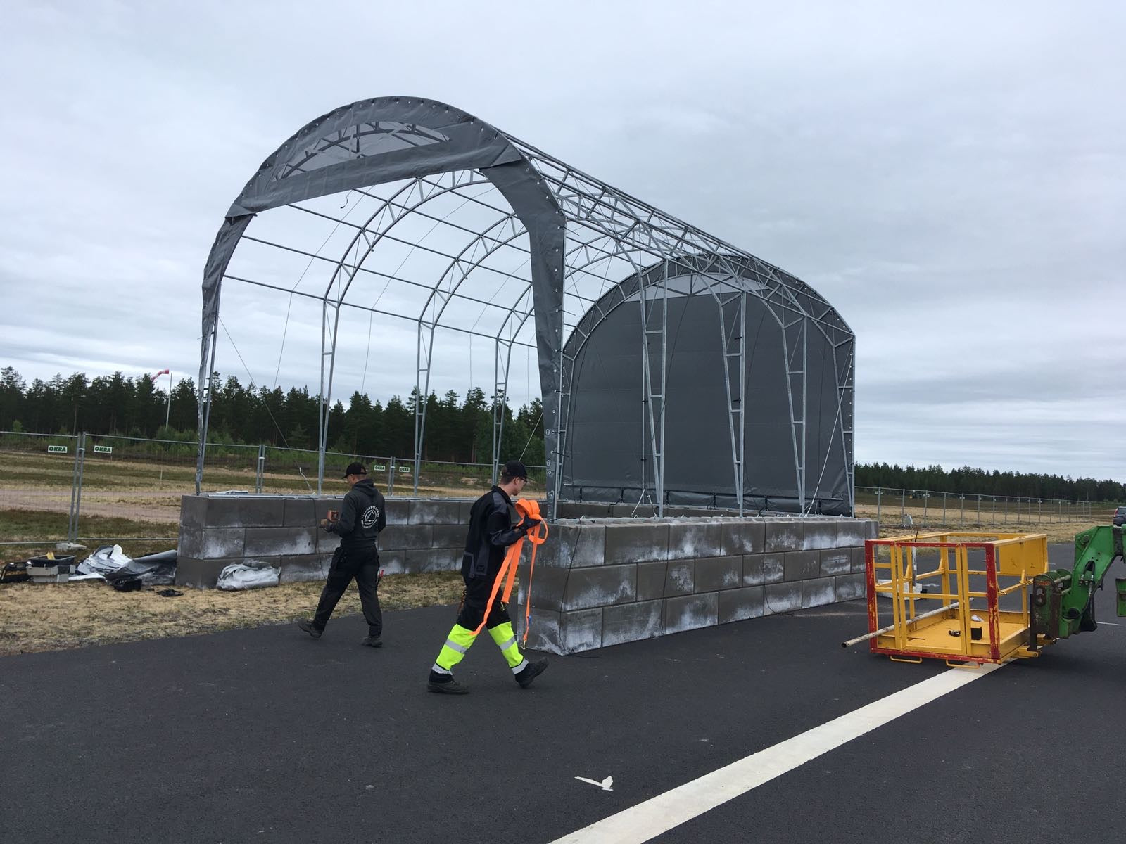 Hiekka/Hakehalli 6x8x3m + 120cm betonileegosokkelilla - Landtek