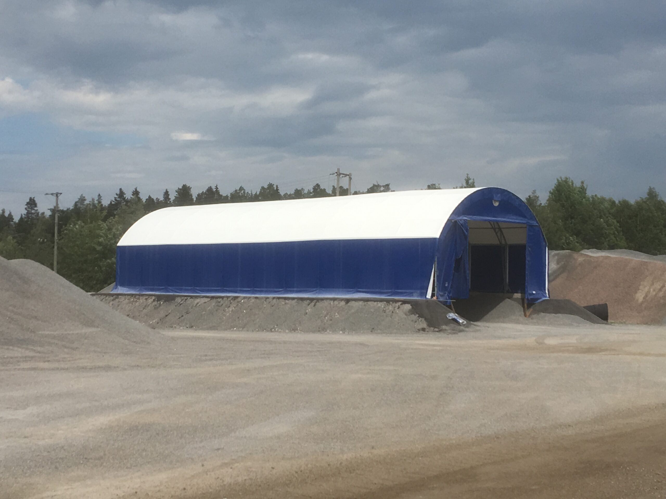 Hiekkahalli 12x27x4m + 1,2m Betonileegosokkeli - Landtek