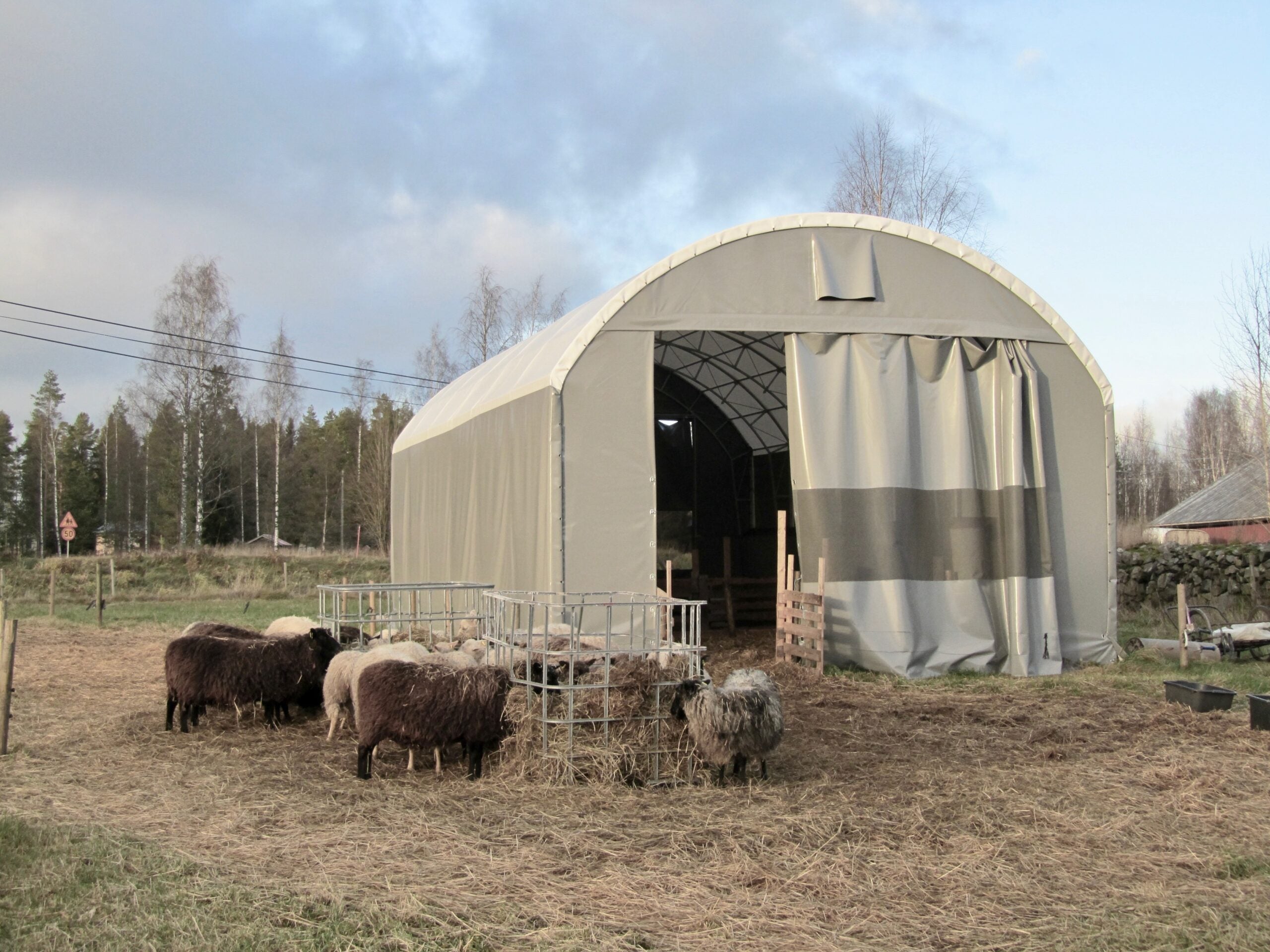 Landtek Hall hevostalli - Landtek