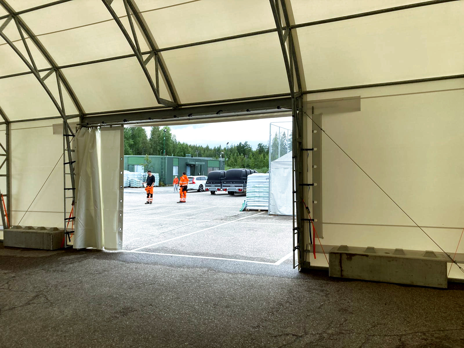 Sesonkimyymälä 8x20x2,5m yhdellä sivuovella sekä yhdellä päätyovella - Landtek