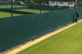 Tenniskentän tuulisuojaverkkorulla - Landtek